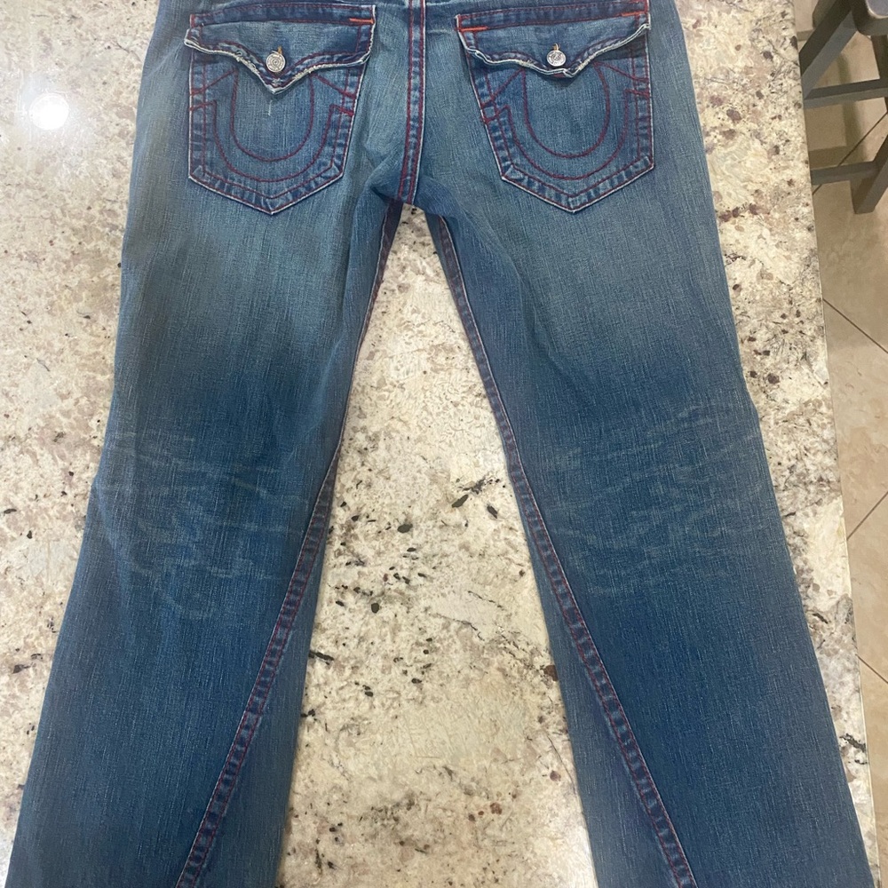 True Religion JOEY twist leg blue jeans with custom red stitching. 38w 33L